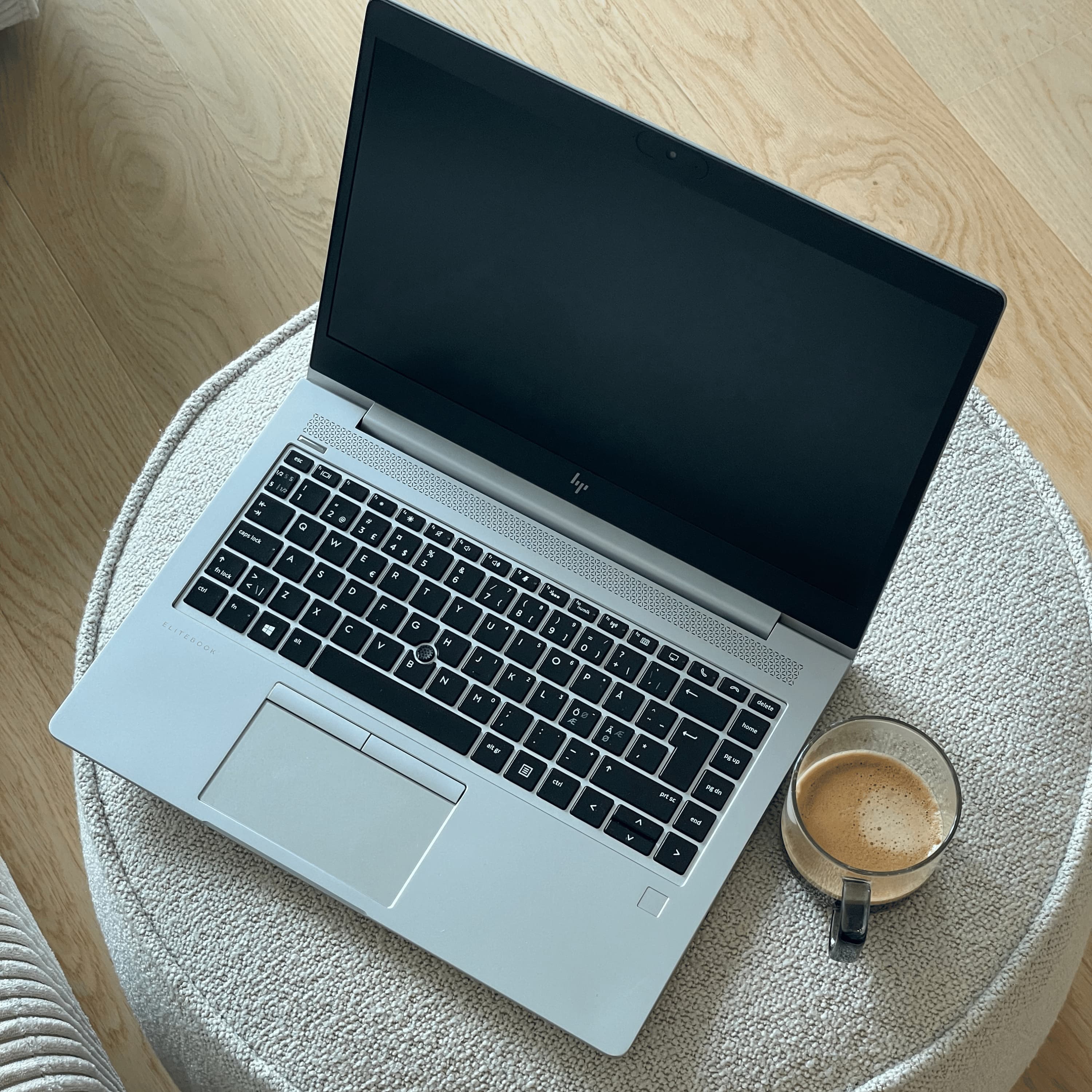 HP EliteBook med kaffe ved siden af