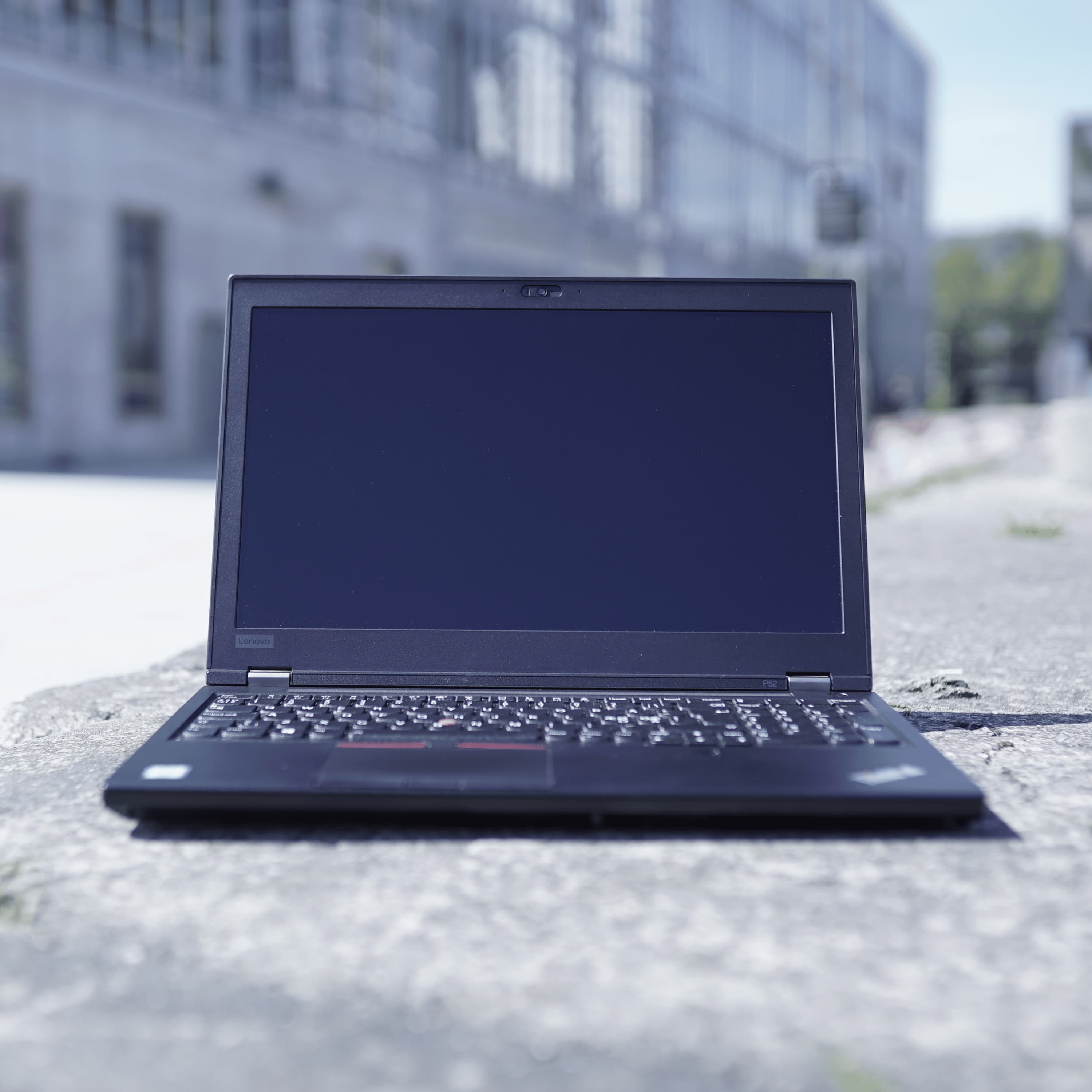 Åben Lenovo Thinkpad P52 computer på fortovet
