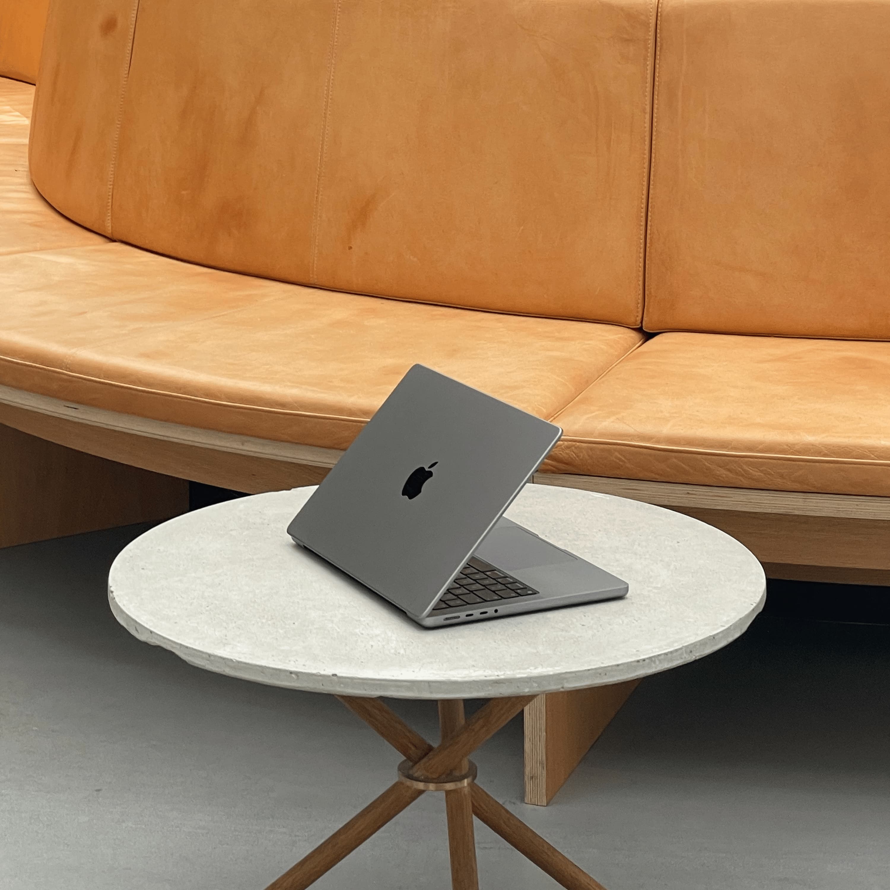 MacBook Pro M3 på bord