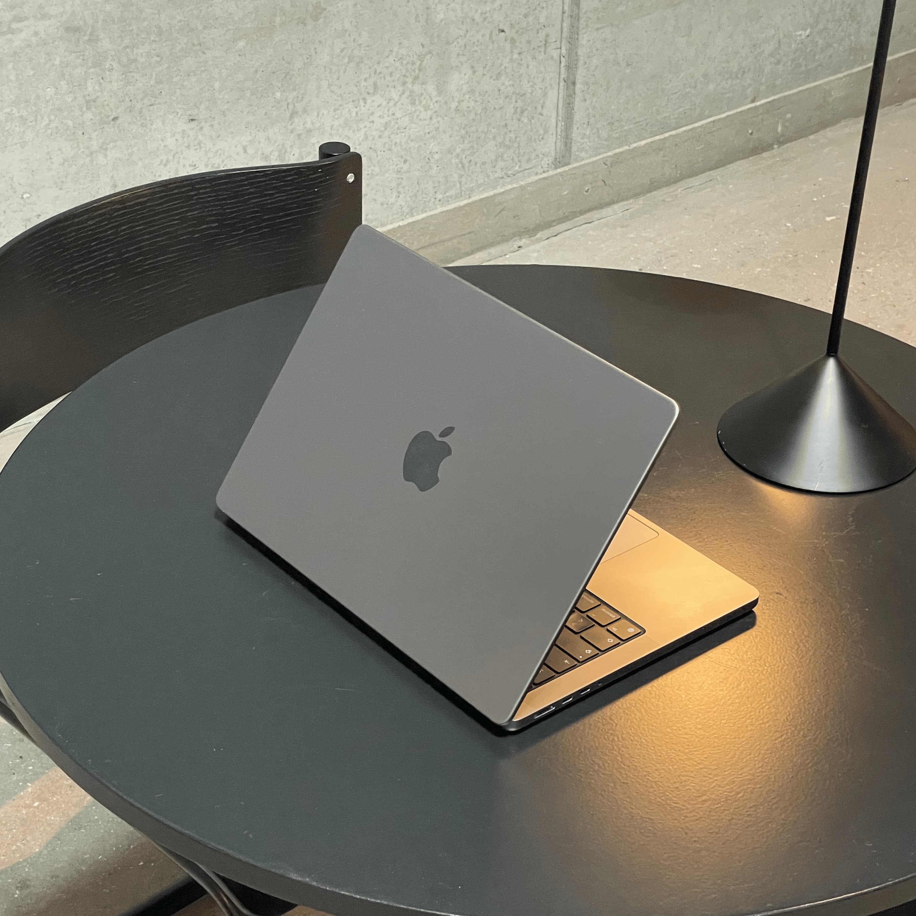 MacBook Pro M4 på bord