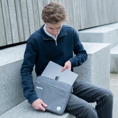 Ung mand tager en MacBook op af sin myway computertaske